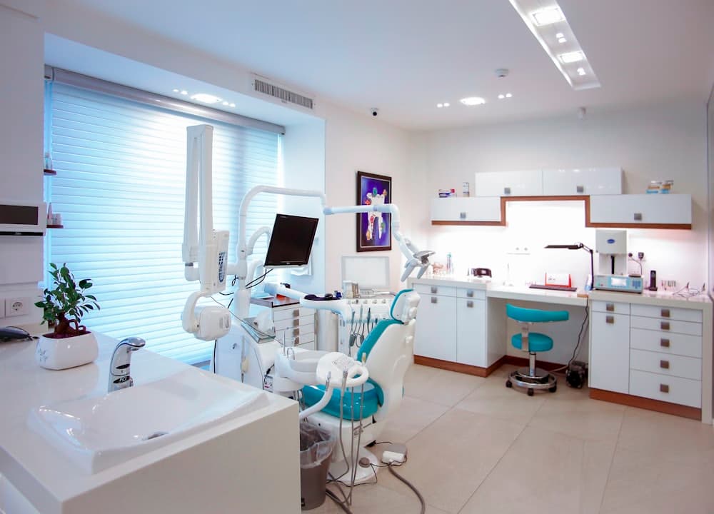 Consultorio odontológico equipado para colocación de prótesis dentales